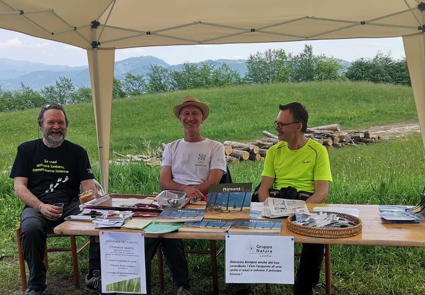 Alcuni uomini sotto un gazebo informativo in Col D'Artent