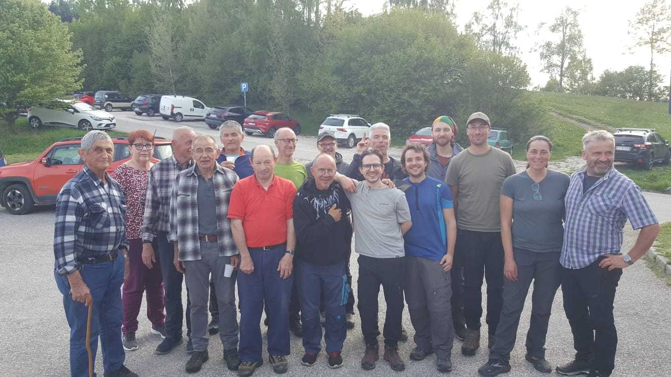 Un gruppo di persone dopo aver estirpato il veratro in col D'Artent