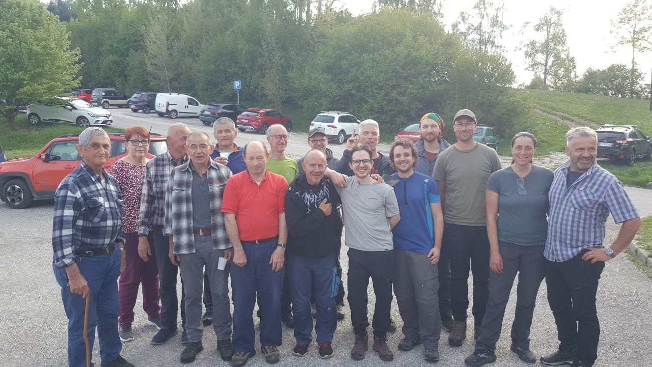 Un gruppo di persone dopo aver estirpato il veratro in col D'Artent