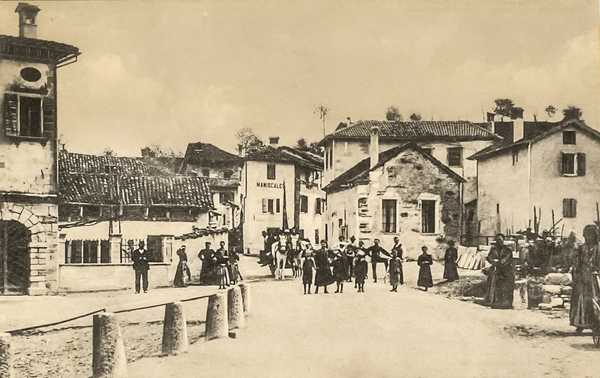 Foto storica di Bardies (Borgo Valbelluna) con la piazza