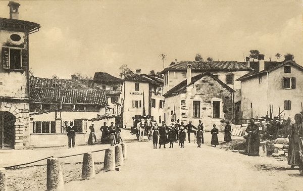 Foto storica di Bardies (Borgo Valbelluna) con la piazza