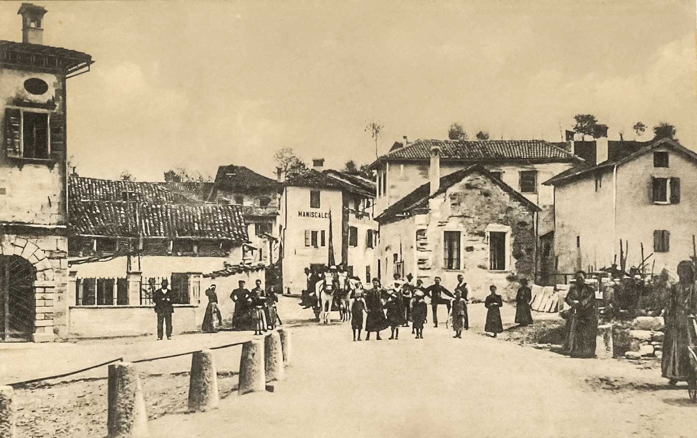 Foto storica di Bardies (Borgo Valbelluna) con la piazza