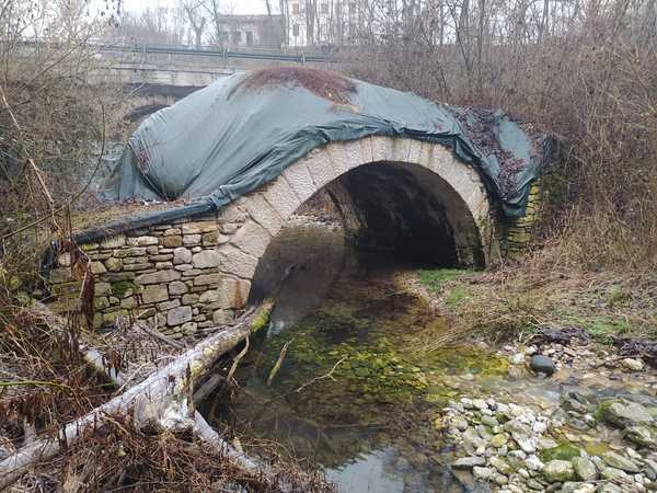 Un ponte romano con un telo che ne protegge la parte superiore