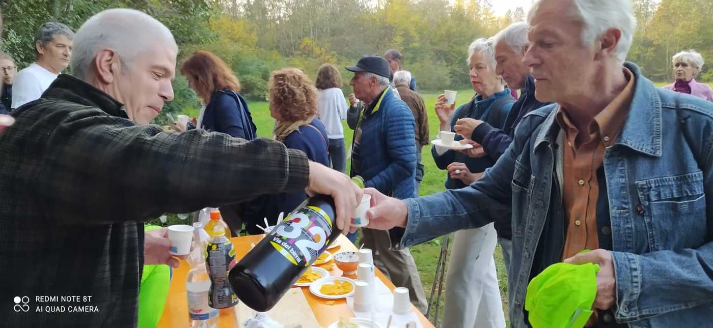 Un uomo versa della birra in un bicchiere ad un'altra persona