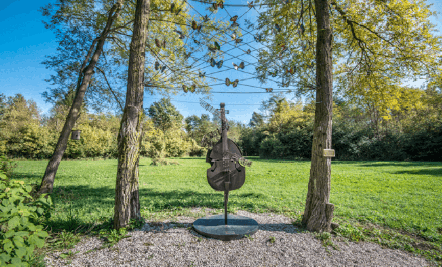 Un'installazione di ideata e creata da Franco Vergerio raffigurante un contrabbasso, sopra il quale sono posizionate delle farfalle create da Gianni Stiletto.