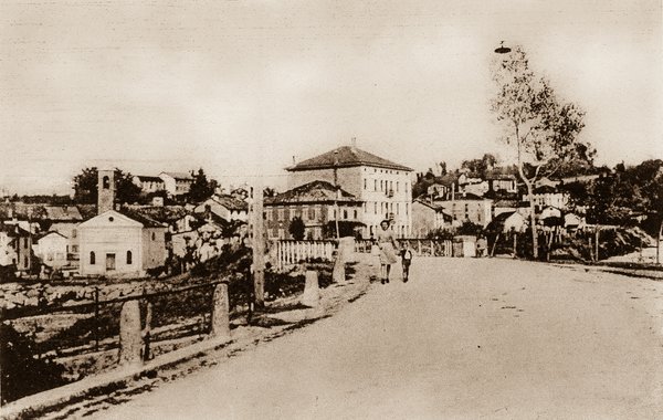 Foto storica di Bardies (Borgo Valbelluna) con un ponte l'albergo 'Cavallino Rosso'