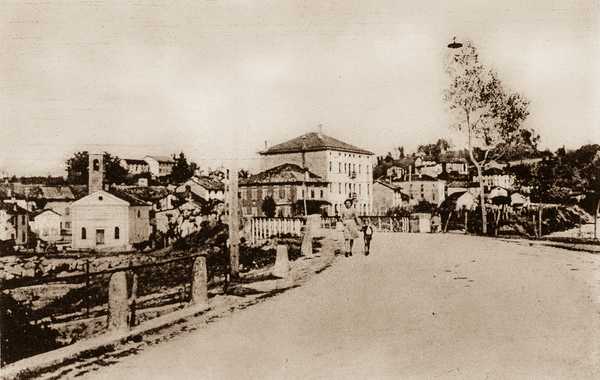 Foto storica di Bardies (Borgo Valbelluna) con un ponte l'albergo 'Cavallino Rosso'