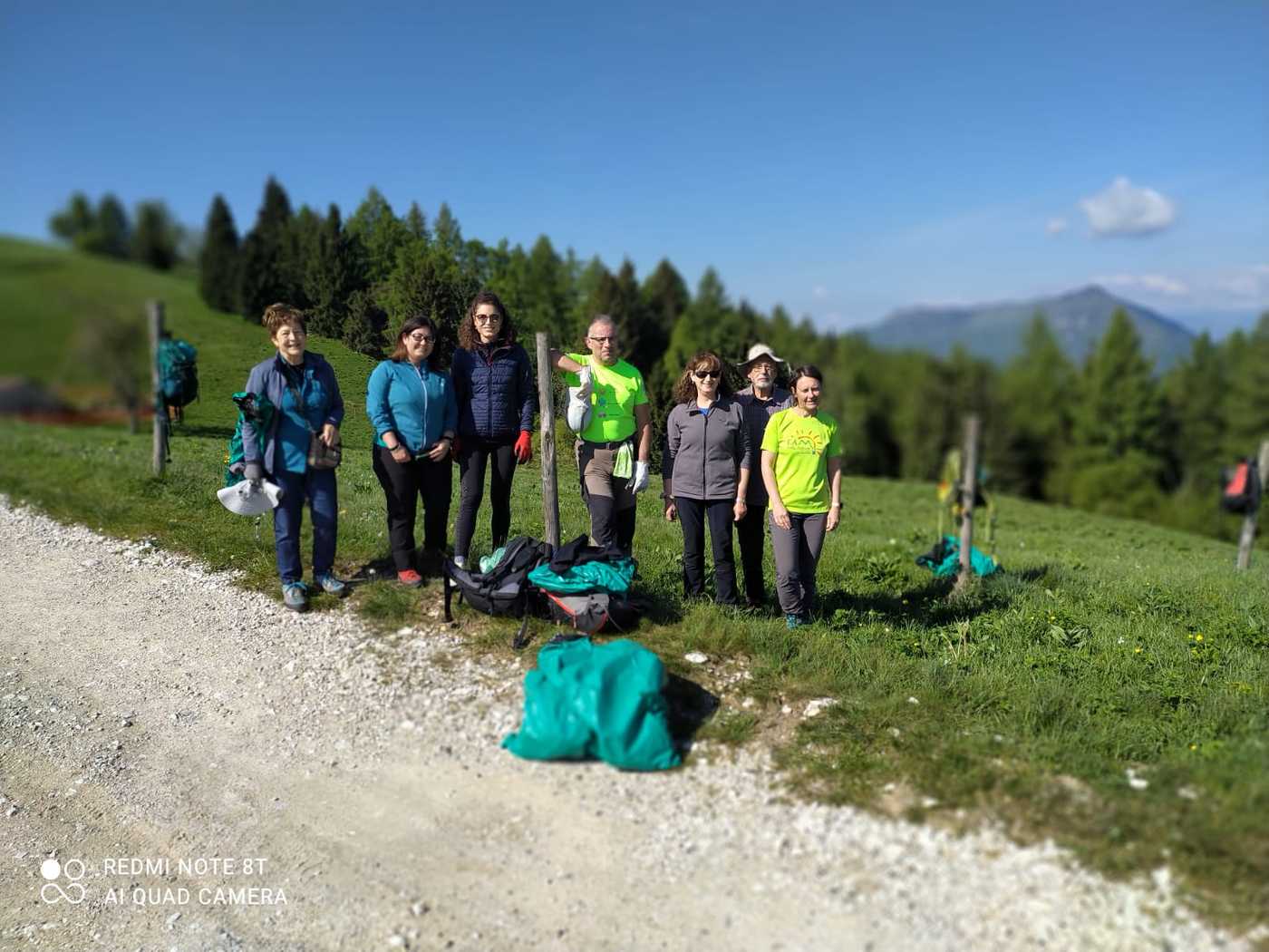 Un gruppo di volontari in montagna